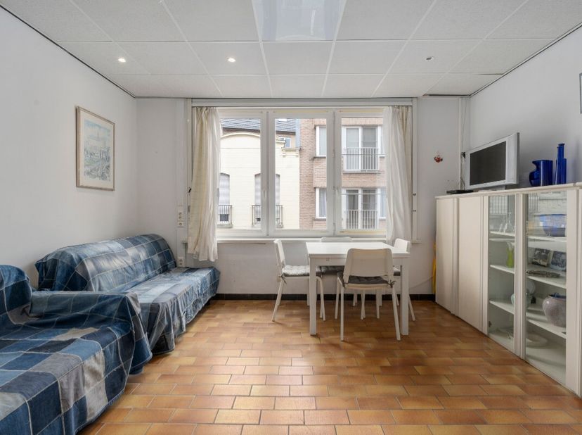 Blankenberge: Appartement met 1 slaapkamer te koop vlakbij zee! In de Rogierlaan 21 vinden we op de 1ste verdieping dit zonnig appartement met 1 slaap