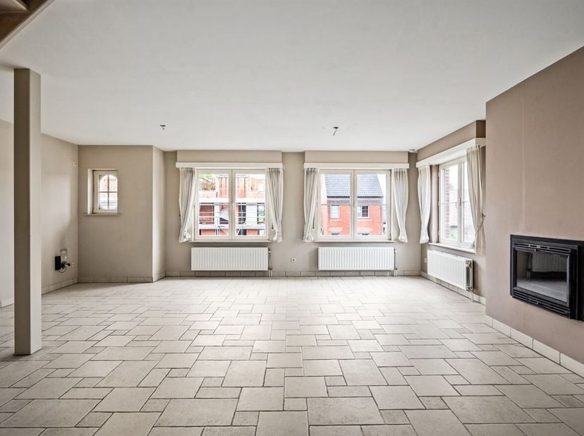 Locatie: <br />
Dit appartement is gelegen aan de Desmedtstraat 35 in Minderhout, op een rustige en aangename locatie. Winkels, scholen, openbaar verv