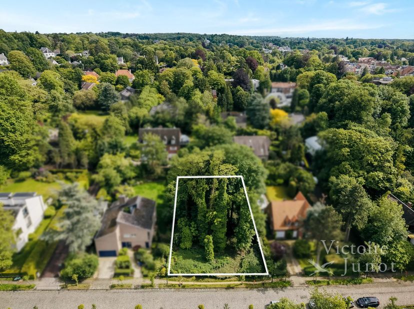 Victoire Junot vous propose lun des derniers terrains à bâtir du Fort Jaco. Idéalement situé dans une rue calme en bordure du Bois de la Cambre et exp