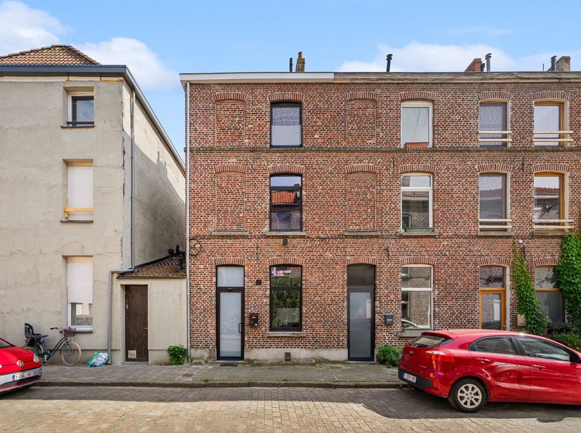 Ben jij op zoek naar je eigen hippe stek in Gent, waar je letterlijk alleen nog je verhuisdozen hoeft uit te pakken? In 2024 werd de woning van onder