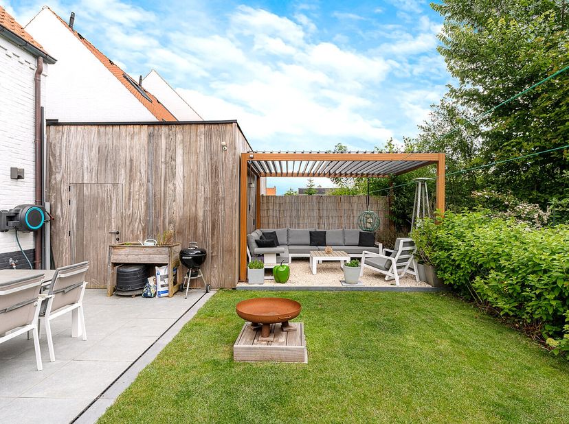 In een rustige en aantrekkelijke verkaveling in het hart van Moerkerke bevindt zich deze recente, perfect onderhouden woning. Dankzij haar energiezuin