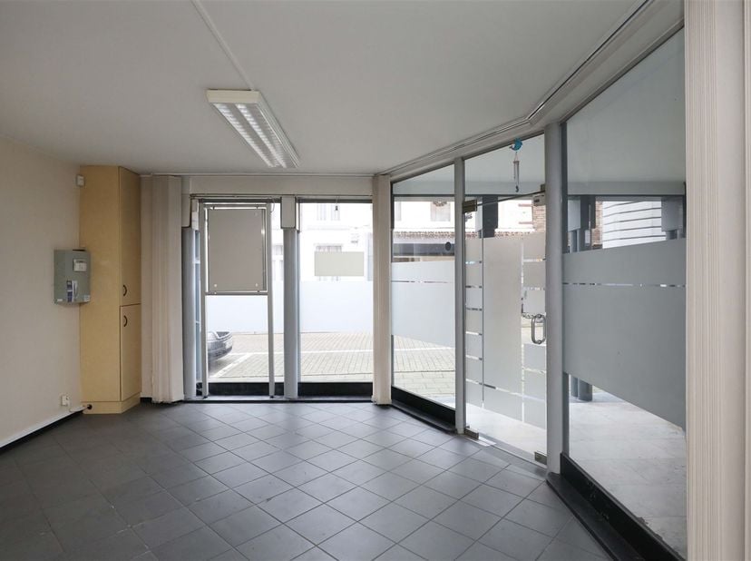 Polyvalent handelspand op toplocatie in Borgloon <br />
<br />
Omgeving:<br />
+ Zeer centraal gelegen in het hartje van Borgloon<br />
+ Vlotte v