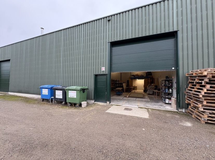 Bedrijfshal te huur!<br />
<br />
De hal is gelegen op de volledig gerenoveerde Flam site, in de Fabrieksstraat te Sint-Truiden, in een afgesloten dom