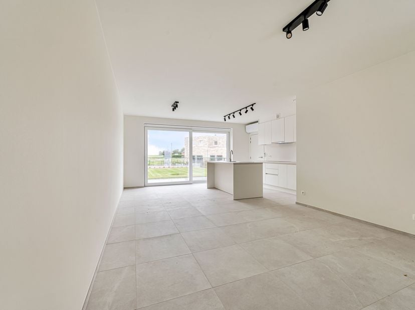 Deze nieuwbouwwoning is gelegen in een rustige residentiële verkaveling in de dorpskern van Proven.<br />
De woning is gelegen op wandelafstand van ba
