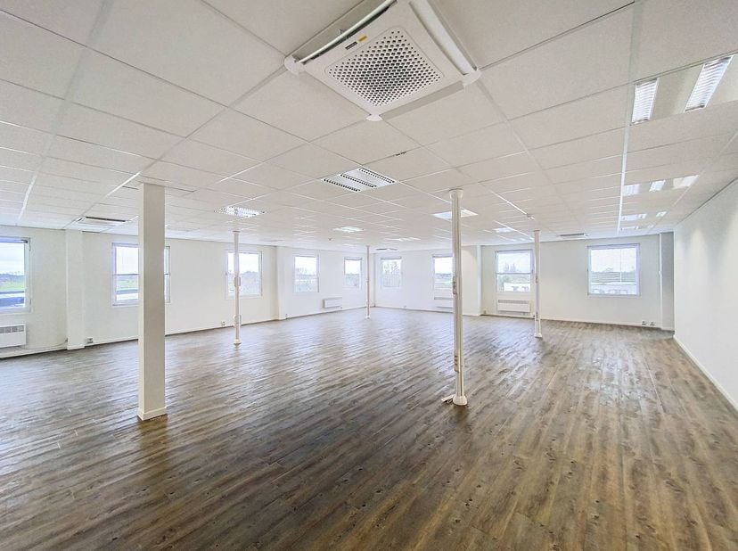 Ces bureaux et entrepôts à louer sont situés sur tout le deuxième étage d'un immeuble de bureaux situé près de l'entrée et de la sortie de l'E40 à Dro