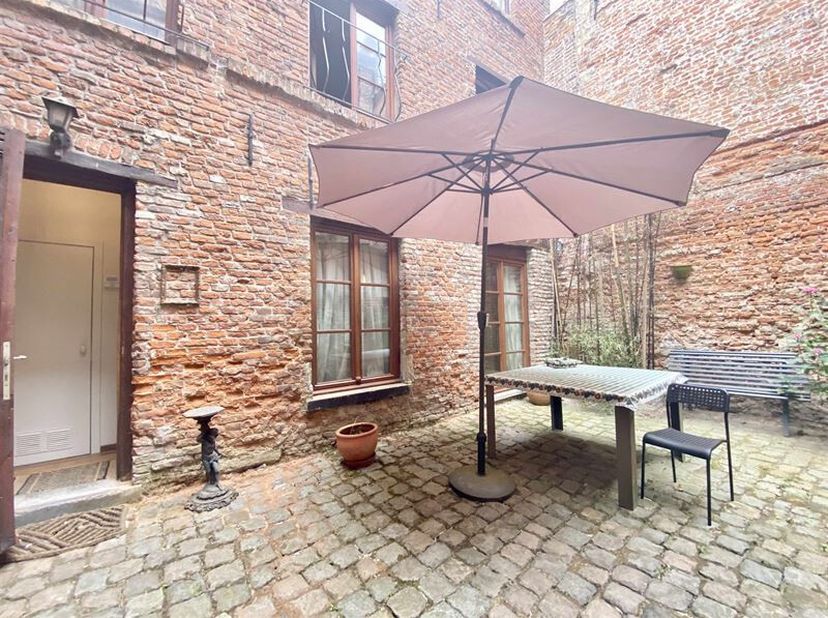 Description: dans une belle maison arrière de caractère construite en 1430 dans un quartier historique de Bruxelles et à deux pas du Sablon, surprenan