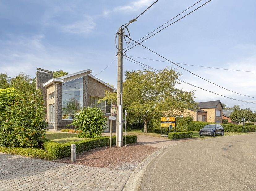 Op een uitstekende locatie in de Puttestraat te Begijnendijk bevindt zich deze goed onderhouden woning met een bewoonbare oppervlakte van ca. 150 m².