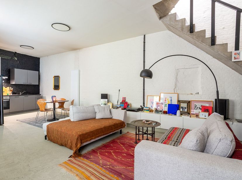 Als atelier vergunde triplex met koer<br />
Locatie<br />
Dit bijzondere pand combineert het beste van twee werelden: de levendigheid van de stad binn