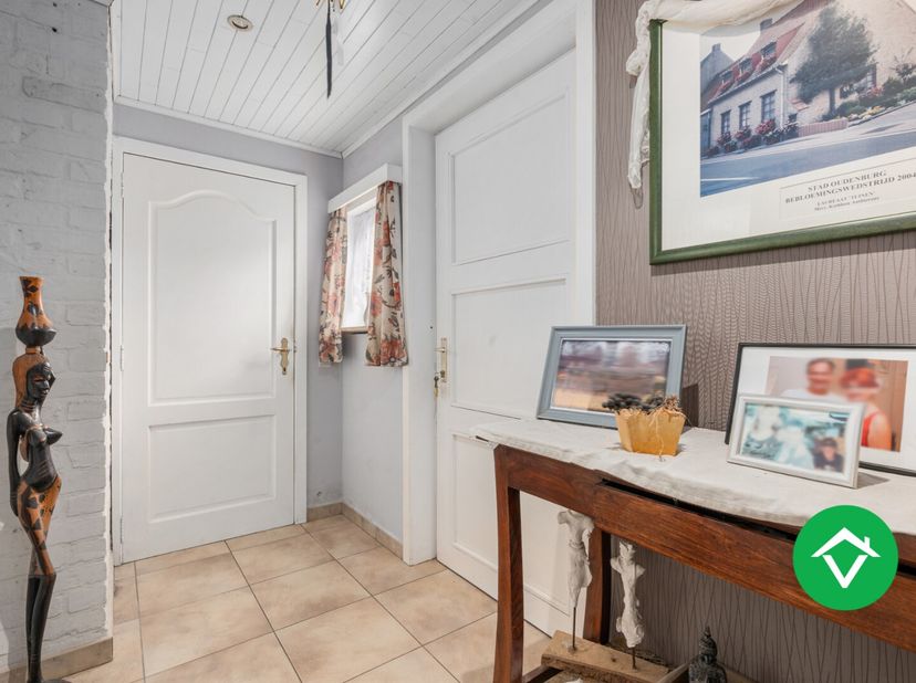 Deze charmante woning combineert een aangename woonbeleving met een uitgesproken mediterrane sfeer. Het geheel bevindt zich op een perceel van 507 m²