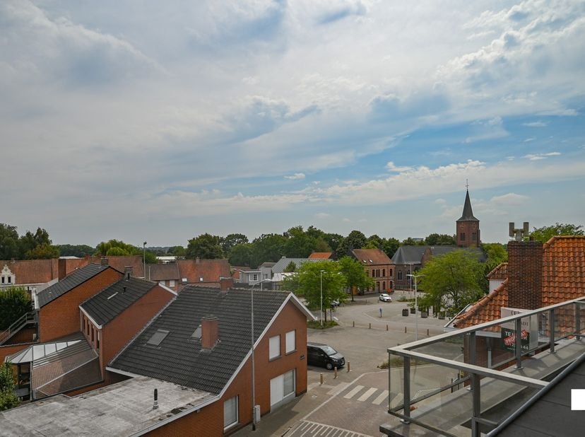 Dit centraal gelegen duplexappartement op het derde verdiep van residentie "Crescendo" heeft een bewoonbare oppervlakte van ca. 144 m² (volgens EPC-at