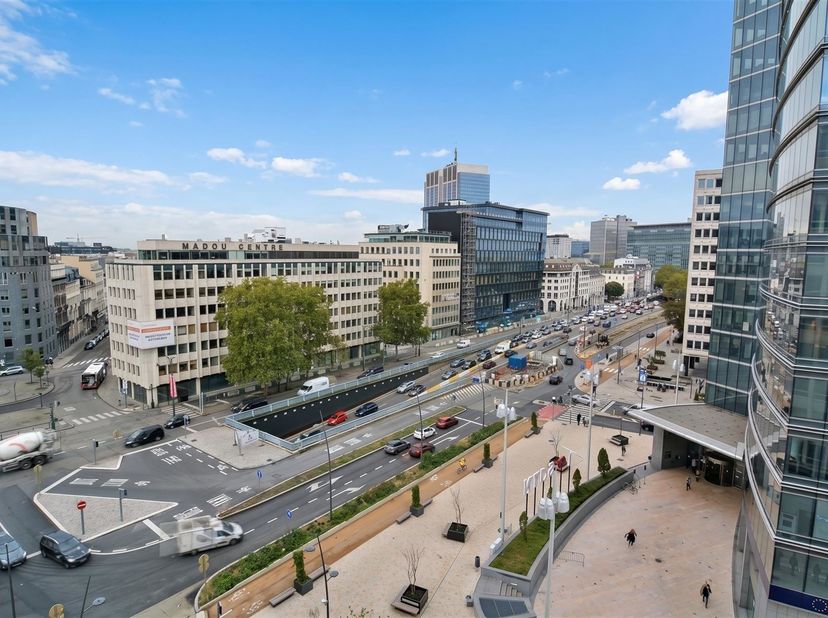 Vlakbij de Europese wijk - Gemeubileerd appartement van +/- 180 m², 2 slaapkamers - 7e verdieping/10 verdiepingen - Bestaande uit een hal, een lichte
