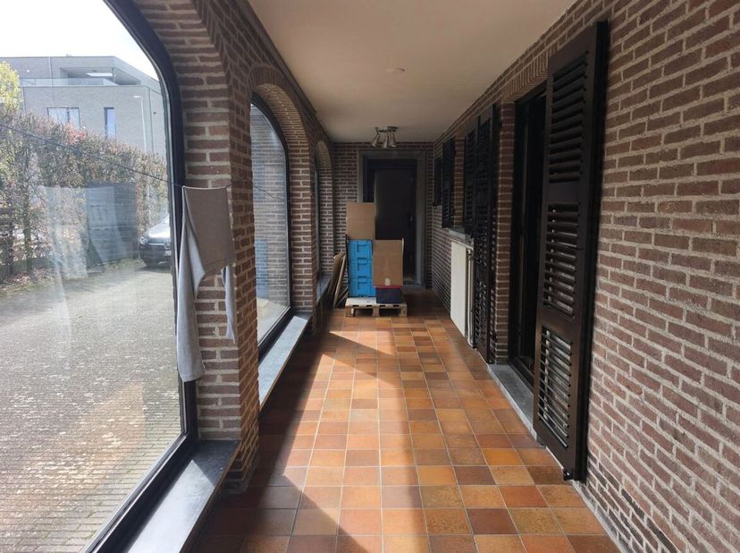 Karaktervolle woning met 3 slaapkamers, dubbele garage en paardenstallen in Lommel<br />
Ligging<br />
Gelegen aan de Koning Albertlaan 38 in Lommel,