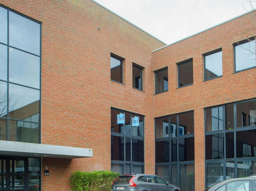 In het Clintonpark te Roeselare staat dit kantoor te huur van ca. 307 m².<br />
Er is ook een mogelijkheid om deze ruimte aan te kopen.<br />
<br />
A