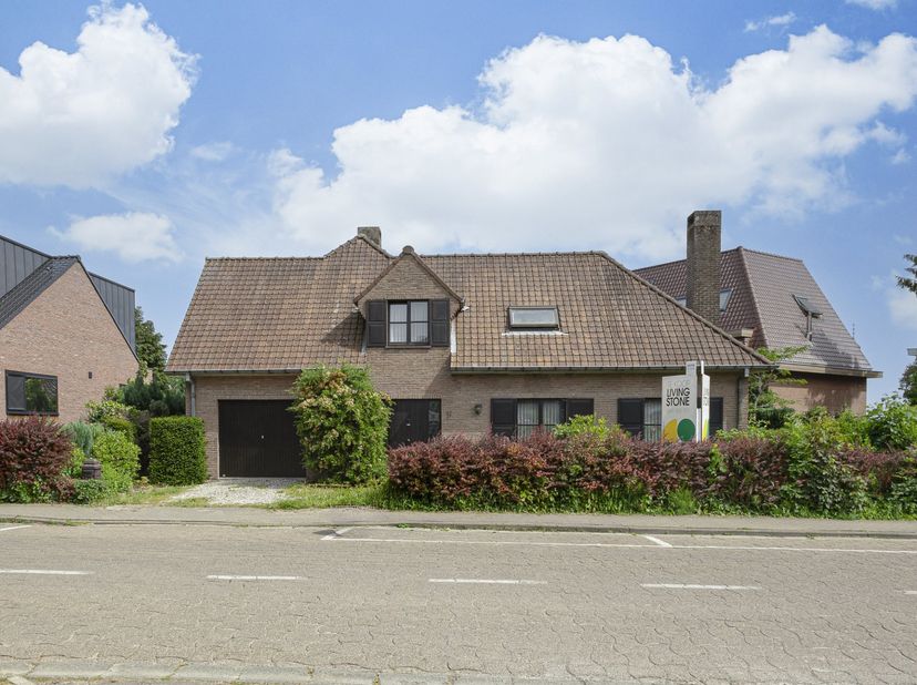 Cette villa de caractère avec 5 chambres, située au centre de Dilbeek, a été construite en 1980 et bénéficie d’une situation exceptionnelle, juste en