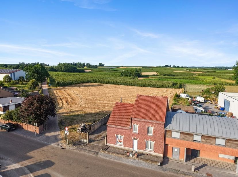 In het landelijke Hoepertingen, een deelgemeente van Borgloon, geniet u van een rustige en groene woonomgeving met een vlotte verbinding naar Borgloon