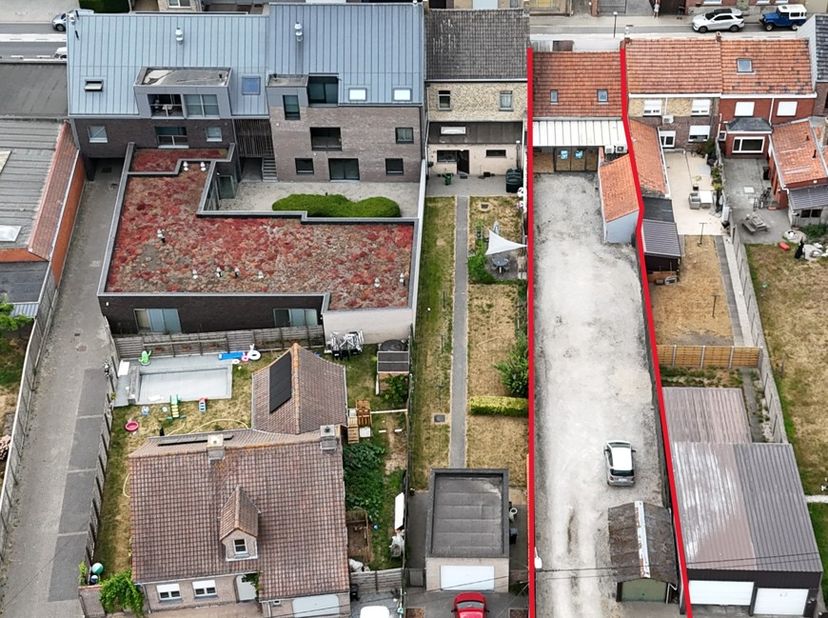 Gelegen in de Woumenweg, pal in het centrum van Woumen (Diksmuide), bevindt zich dit veelzijdige investeringspand/renovatiewoning met tal van mogelijk
