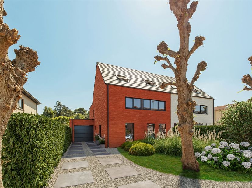 Cette maison BEN, actuellement en phase de finition et située dans une rue calme à sens unique, est idéale pour les télétravailleurs. Avec un garage d