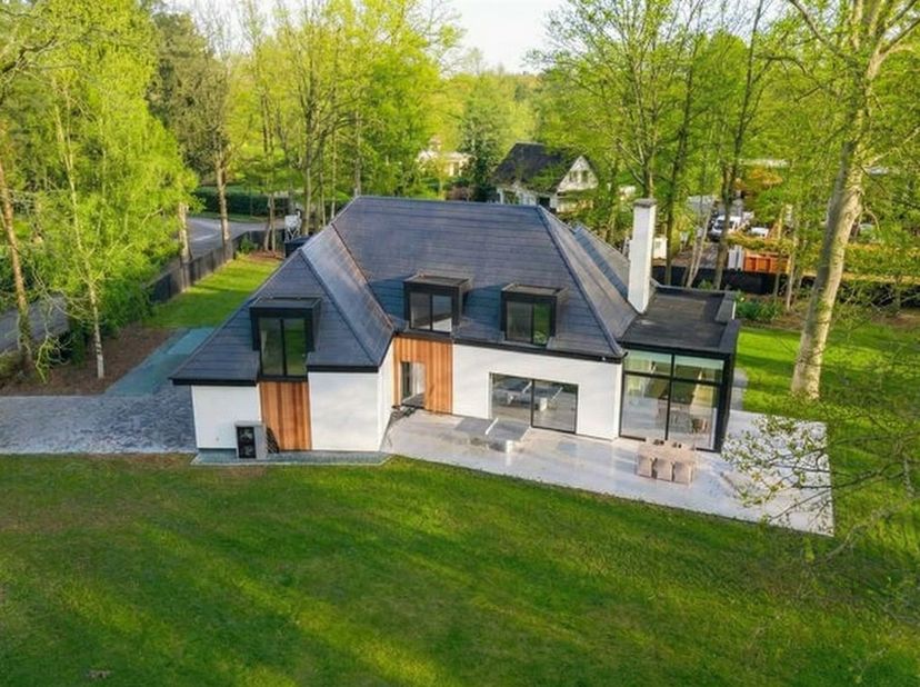 Villa exclusive entièrement rénovée dans un endroit de choix à 's-Gravenwezel (Schilde)<br />
<br />
Janssen &amp; Janssen Vastgoed vous propose cette exc
