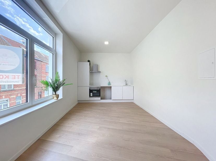 LIGGING:<br />
Deze prachtige studio is gelegen op de eerste verdieping van een kleinschalige residentie dewelke in zijn totaliteit werd gerenoveerd.