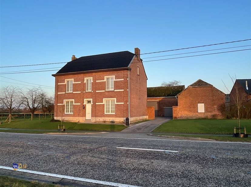 Karaktervolle vierkantshoeve met uitzonderlijk potentieel op toplocatie in het landelijke Rummen<br />
Bent u op zoek naar een eigendom waar wonen, on