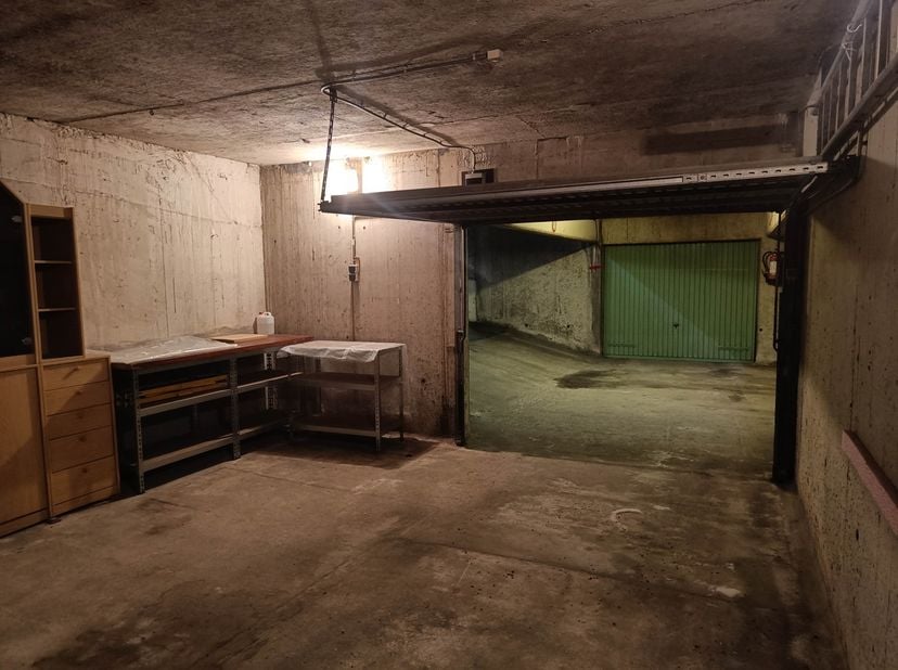 Ruime garagebox (4m98 breed) te koop in centrum Genk.<br />
<br />