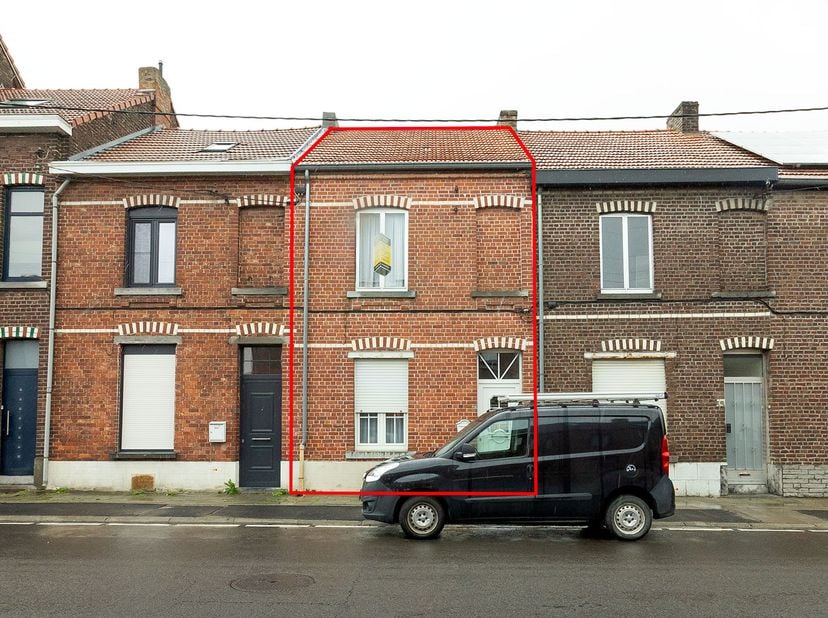 TE RENOVEREN RIJWONING -<br />
<br />
Goed gelegen te renoveren rijwoning: <br />
- Kelder;<br />
- Gelijkvloers: inkom, woonkamer, ingerichte keuken,