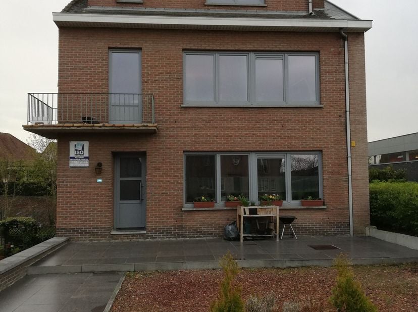 Appartement  op eerste verdieping met bijhorende garage, gelegen op 5km van Maastricht, 12 km van Tongeren.  Alle voorzieningen (winkels, openbaar ver