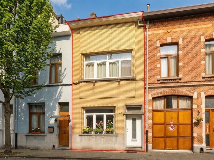 Instapklare ééngezinswoning ( 120m²) met 3 slaapkamers, stadstuin en droge kelder, in rustige straat te Antwerpen!<br />
Ligging: De ligging is een ab
