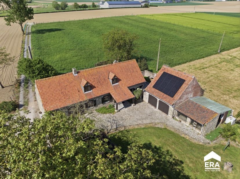 Te huur: open bebouwing aan de Provenseweg in Poperinge, rustig gelegen in een afgelegen omgeving. Deze woning combineert een unieke ligging met energ
