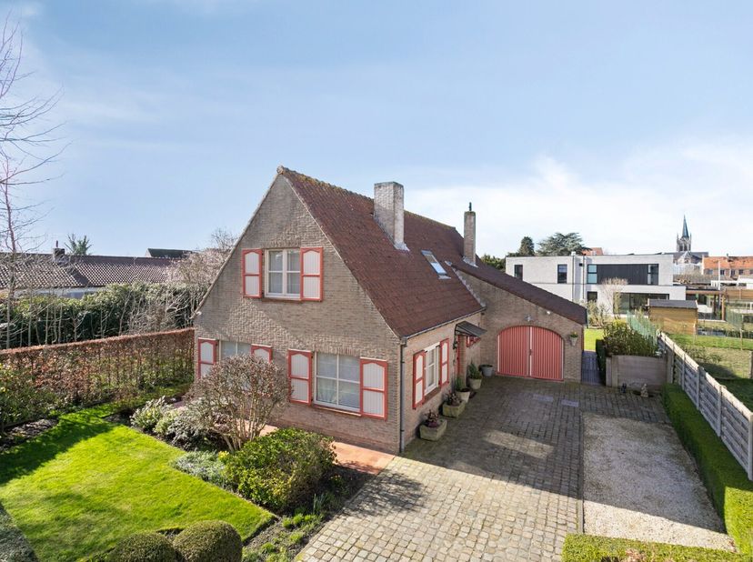 Bent u op zoek naar een instapklare, energiezuinige gezinswoning op een uitstekende locatie? Dan is deze ruime woning in Jabbeke precies wat u zoekt.<