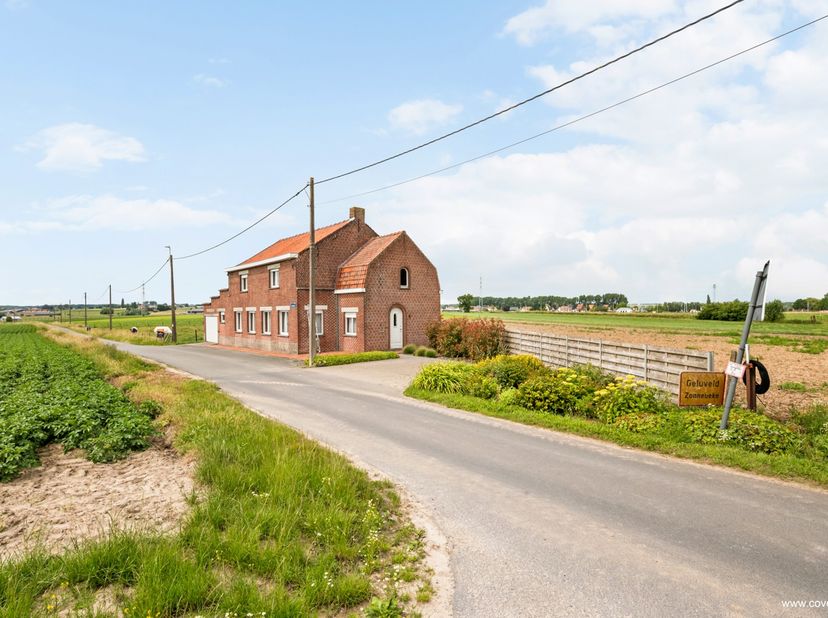 Bent u op zoek naar een rustig gelegen woning op een groot perceel grond met tal van mogelijkheden?<br />
<br />
Deze te moderniseren woning in Geluve