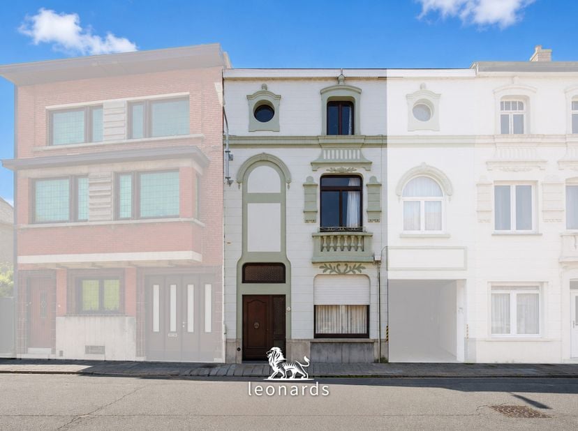 In de Ambachtstraat in Menen vind je deze karaktervolle woning die meteen in het oog springt dankzij haar prachtige, authentieke gevel. Bij het binnen