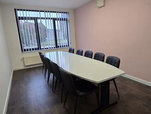                                         Bâtiment commercial à louer à Baal, € 950
