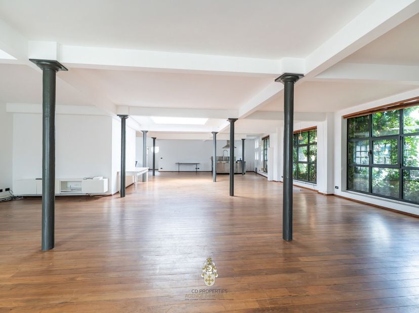 Zeldzame Kans in het Hart van Brussel – Gemengd Gebouw met Groot Potentieel<br />
CD Properties stelt met genoegen dit uitzonderlijke gemengde gebouw