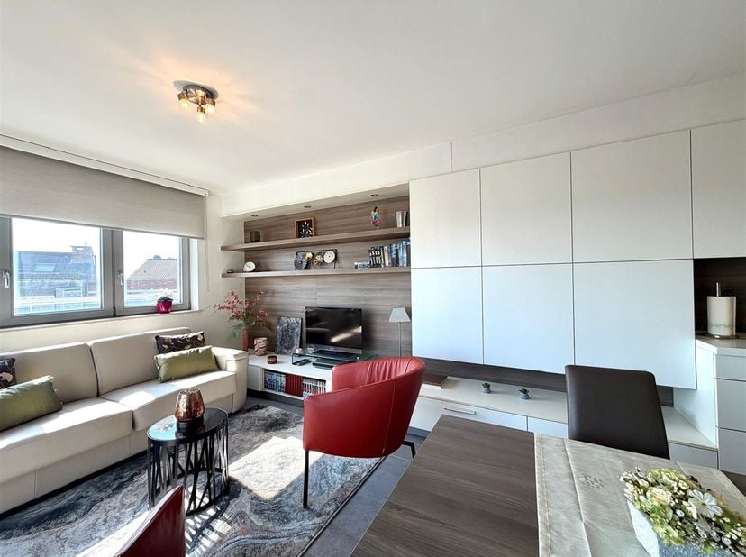 Dit zonnig appartement bevindt zich op de 5de verdieping , aan de rustige achterzijde (zuidgericht) van de residentie Chateau Les Dunes in Mariakerke
