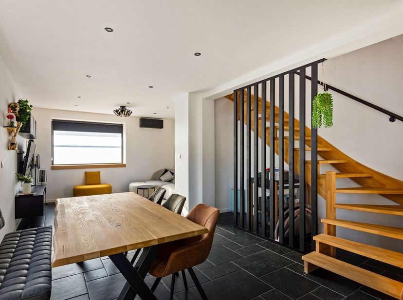 Deze instapklare woning is gelegen in het charmante Sint-Amands, een deelgemeente van Puurs-Sint-Amands. De woning geniet van een rustige en aangename