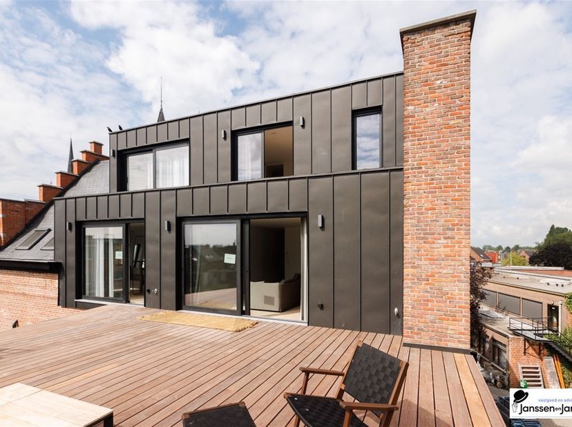 Exclusief duplex-appartement in Kasteelvilla Hortensia<br />
<br />
Dit luxueuze appartement van 147 m² met 15 m² terras bevindt zich op de 2de en 3de