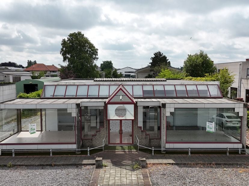 Dit mooie handelspand beschikt over een grote winkel, een werkplaats , een kleine loods en een ruime woning.<br />
<br />
Deze woning bestaat uit: liv