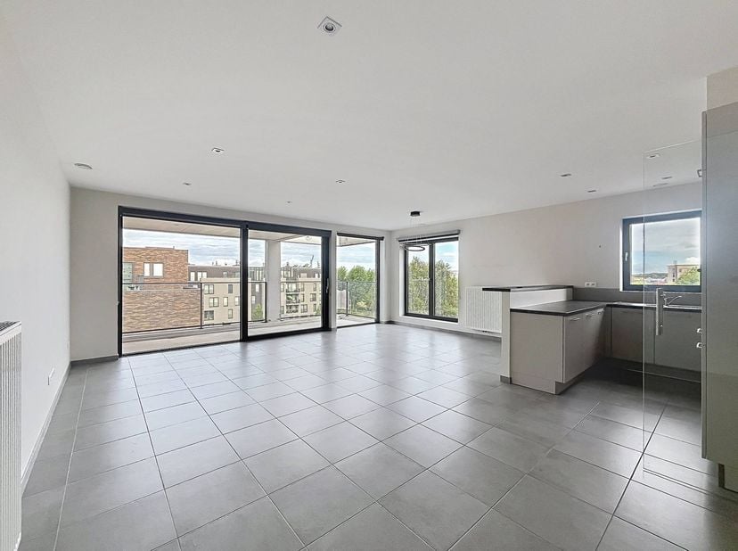 Dit moderne appartement met 2 slaapkamers en een zonnig terras bevindt zich in een groene omgeving te Assebroek. Het pand ligt op een steenworp van de