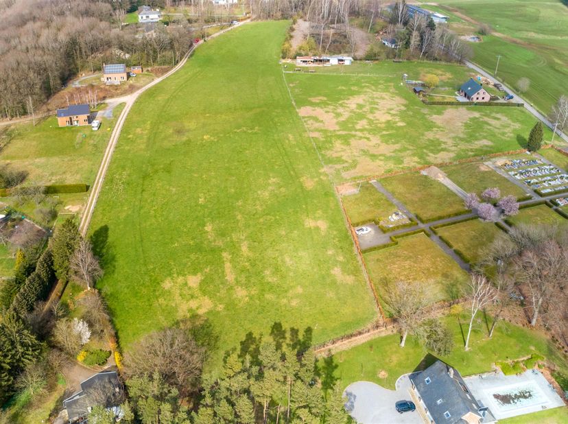 Faire offre àpd 1.200.000€<br />
TERRAIN A BATIR: ± 28000 m²<br />
►Terrain 100% en zone d'habitat à caractère rural<br />
►Terrain plat, pente douce