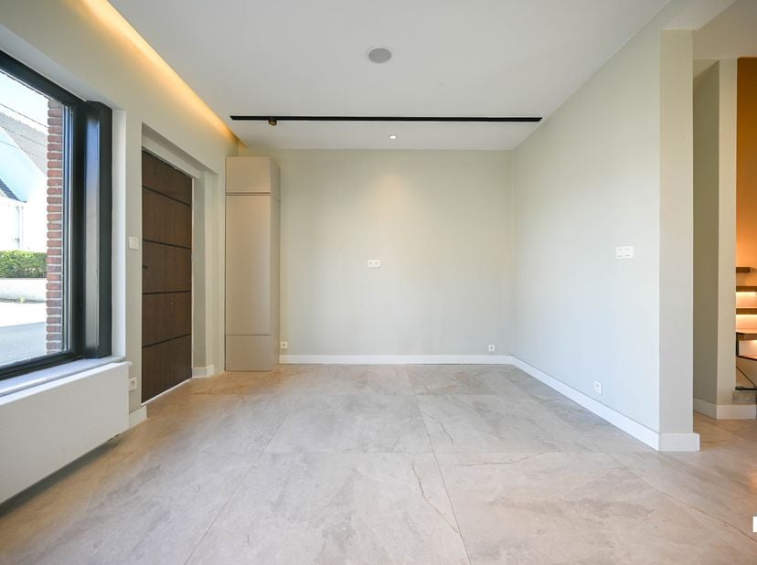 Deze instapklare, energiezuinige halfopen bebouwing werd in 2026 grondig gerenoveerd en biedt met een bewoonbare oppervlakte van 168m² (volgens EPC-at