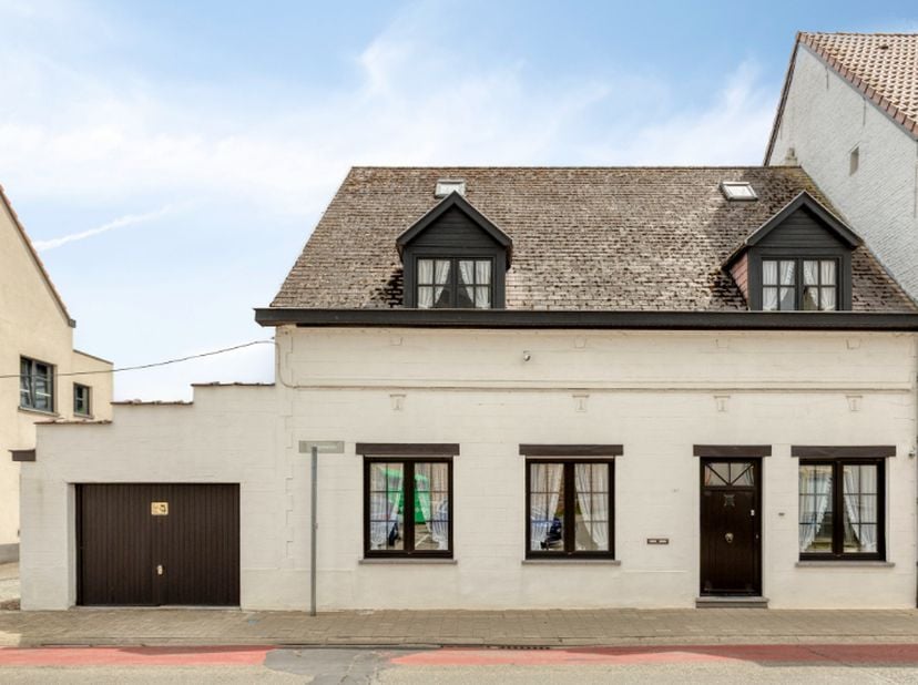 Ruime,&amp;nbsp;te renoveren woning (vroegere handelswoning) met mooie tuin en veel potentieel op een perceel van 1200m². Indeling als volgt; Inkomhal met