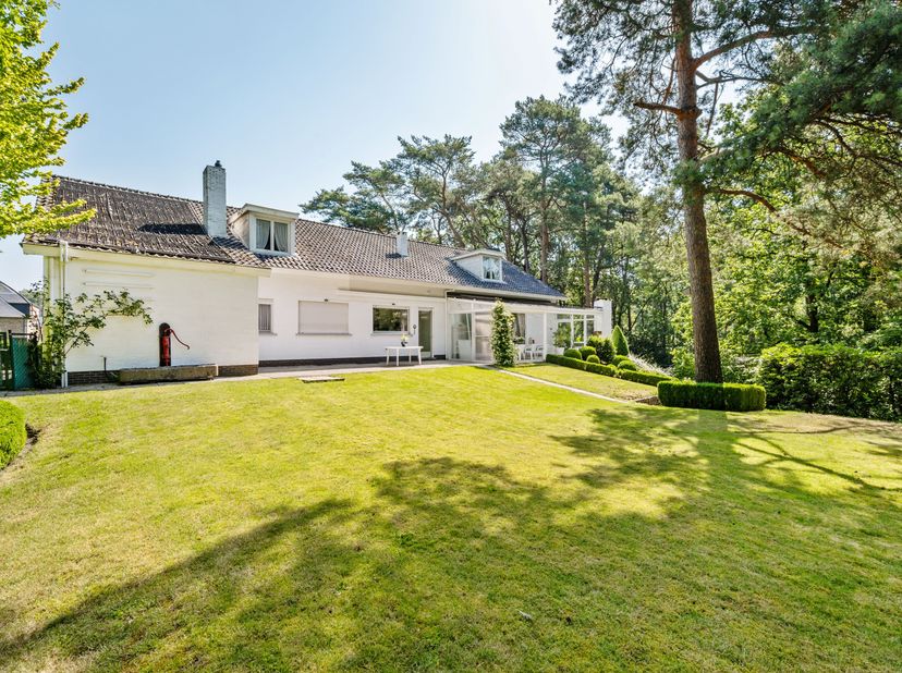 Op een unieke locatie in de Blijkerstraat te Oud-Turnhout, pal grenzend aan een prachtig natuurgebied, vindt u deze charmante villa met enorm veel pot