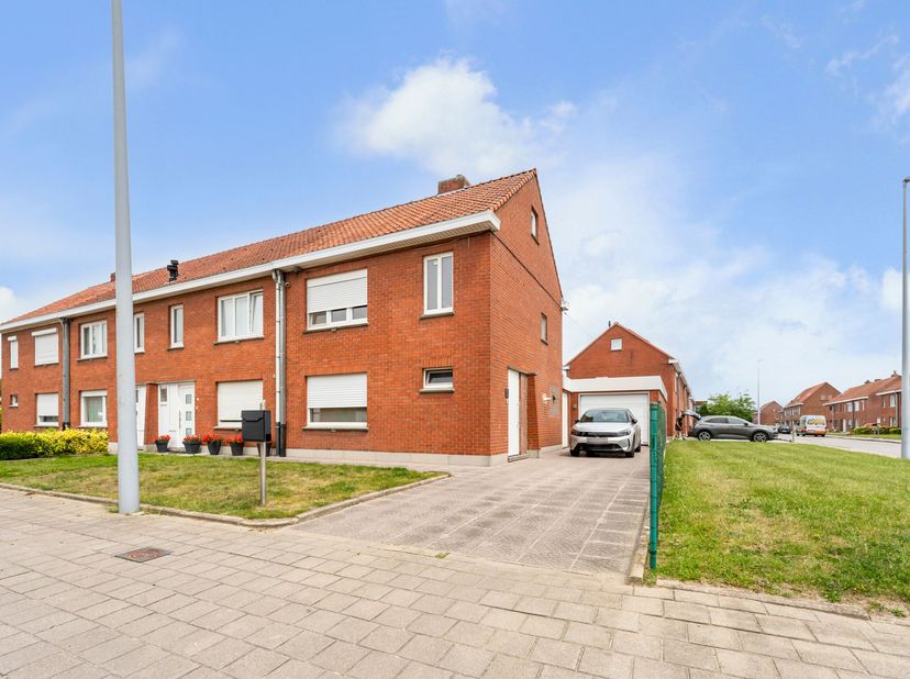 Instapklare woning met garage en diepe oprit te koop in Menen!<br />
We betreden de woning via de inkomhal met apart toilet en komen vervolgens in de