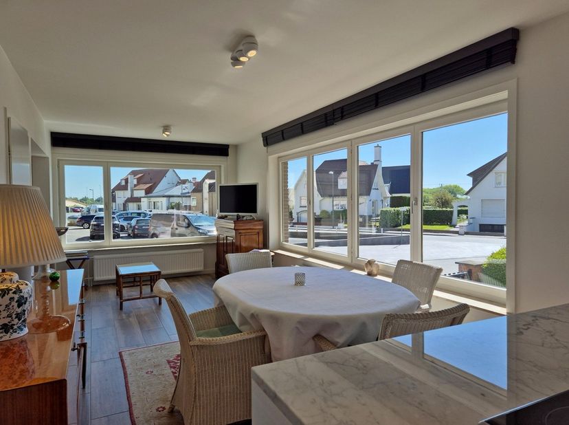 Dit gezellige appartement is rustig gelegen in een residentiële wijk, met een uniek open zicht op de duinen en de villawijk, alsook een mooi zijdeling