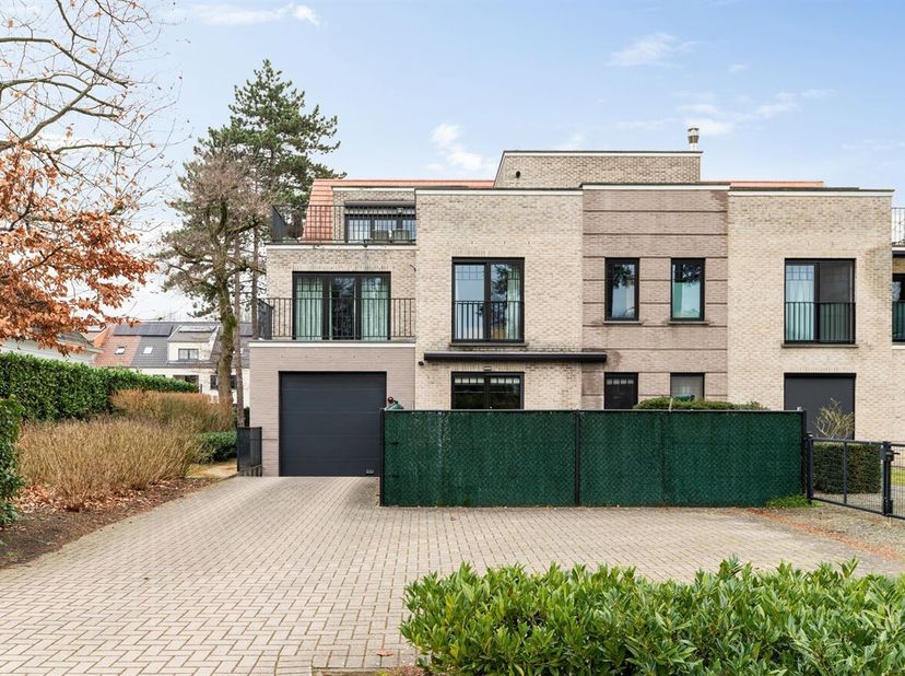 Centraal gelegen 2-slaapkamerappartement met ruim terras <br />
Locatie:<br />
Dit appartement is uitstekend gelegen op wandelafstand van het centrum
