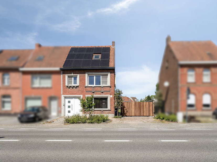 Dit instapklaar huis kan genieten van een zeer ruime leefruimte met prachtige leefkeuken. Er zijn 3 slaapkamers, ruime bergruimte in de tuin en voldoe