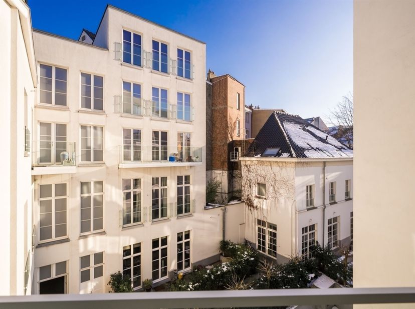 Prachtig, lichtrijk appartement met terrassen (8m² &amp; 12m²) op de 4de verdieping van een mooi &amp; recent gebouw op het gekende Barricadenplein. Inkomhal