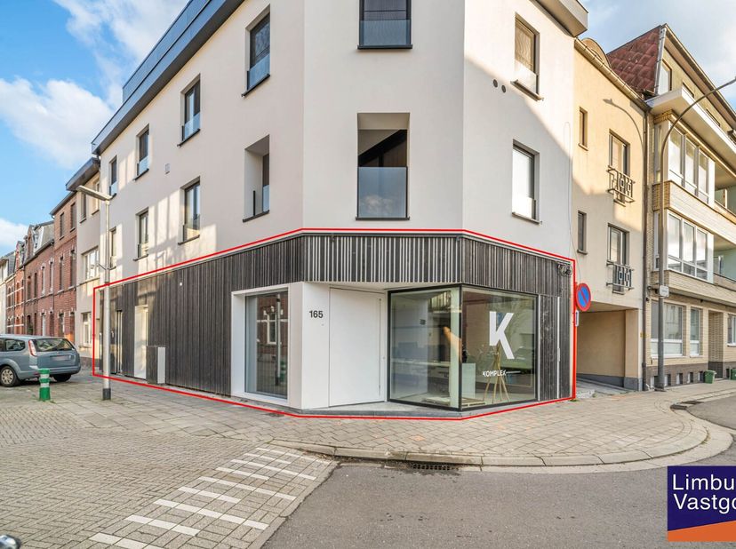 Het kantoorpand aan de Stadsomvaart 165 in Hasselt heeft een grondige renovatie ondergaan, waardoor het nu voldoet aan de meest recente energie-effici