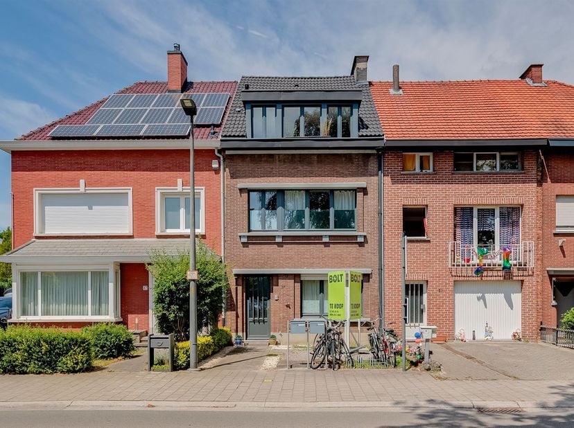 In de Torenstraat in Wommelgem vinden we deze woning met twee aparte woonunits. Dankzij de centrale ligging bevinden winkels, scholen, openbaar vervoe